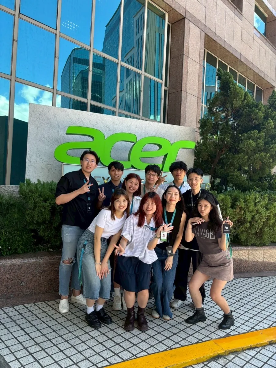 Acer 暑期實習期間的團體合照,眾人站在戶外的綠色 Acer 標誌前。