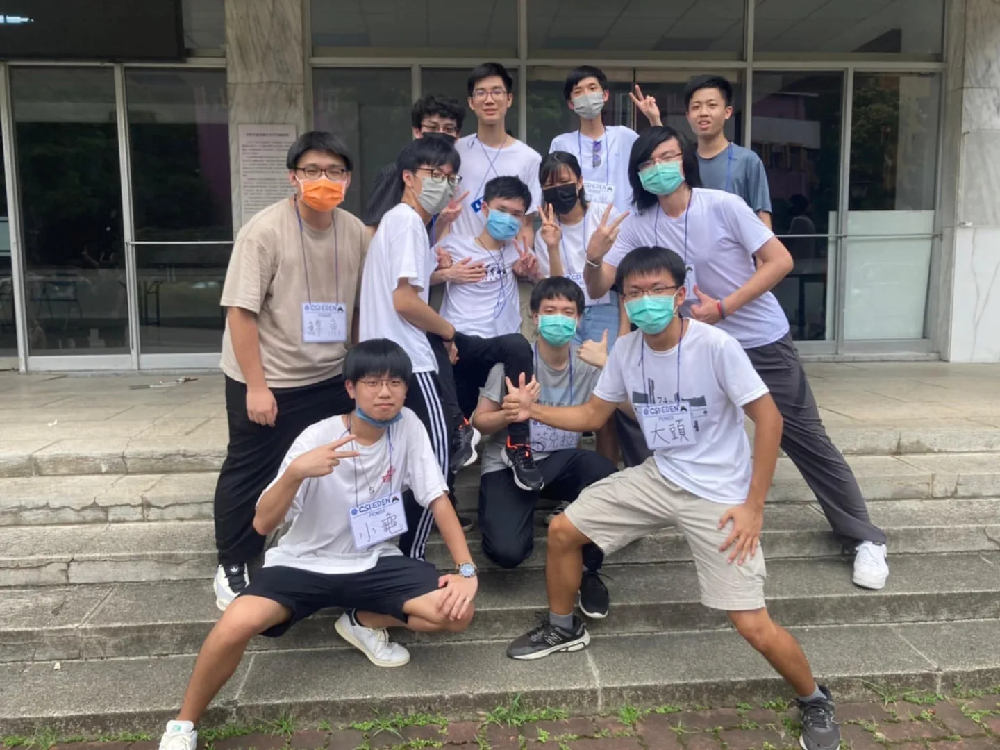 2022 師大資工營活動組工作人員在校園戶外的合照。